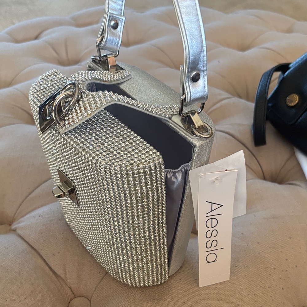 Elegant Silver Handbag - Picture 3 of 3